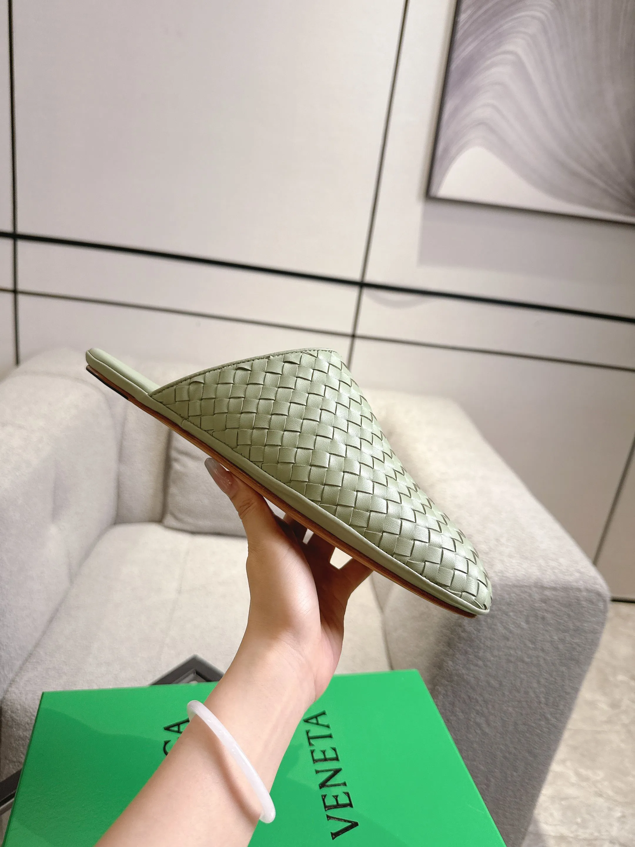 [BV] Top P: 720💰Size for couples: 35-44 (40.41 for women, 38 for men, 45.46.47, custom-made and non-returnable) Bottega Veneta 2025 Autumn counter synchronized genuine leather outsole classic woven half-drag couple model Bottega Veneta square-toe flat shoes, imported mixed sheepskin, imported sheep! Leather outsole! [Rose][Rose]! Purely hand-woven and operated, the original board is reproduced one-to-one! quality assurance!